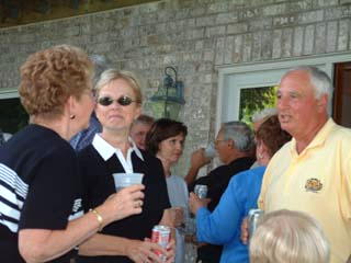 http://home.catholicweb.com/trianglegolfoutings/images/2004-Summer/Reunion14.jpg